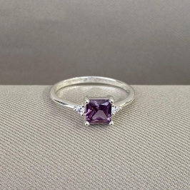 ANEL COM ZIRCÔNIA LILAS