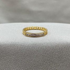 ANEL COM ZIRCONIAS E ELOS VAZADOS