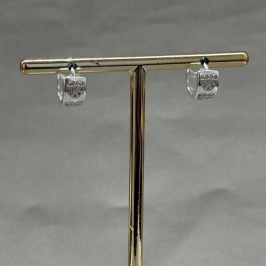 BRINCO ARGOLA LISA COM CORAÇÕES CRAVEJADOS