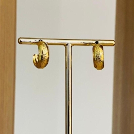 BRINCO ARGOLA LISA COM DETALHES