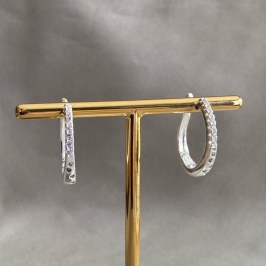 BRINCO ARGOLA OVAL CRAVEJADA