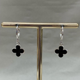 BRINCO ARGOLA TREVO PRETO