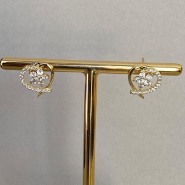 BRINCO CORAÇÃO CRAVEJADO COM FLOR