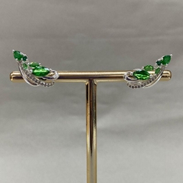 BRINCO EAR CUFF CRAVEJADO COM ZIRCONIAS VERDES