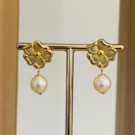 BRINCO FLOR COM PEROLA