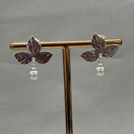 BRINCO FLOR PEROLA PENDURADA