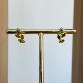 BRINCO FOLHINHAS CRAVEJADAS