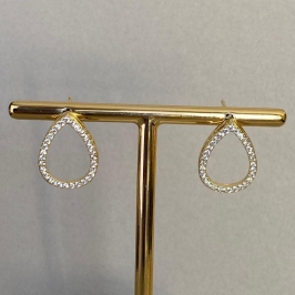 BRINCO GOTA VAZADA CRAVEJADA