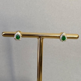 BRINCO GOTINHA CRAVEJADA ESMERALDA