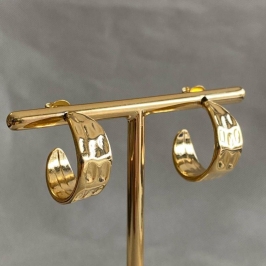 BRINCO MEIA ARGOLA DETALHADA