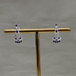 BRINCO NOSSA SENHORA COM ZIRCONIAS AZUIS