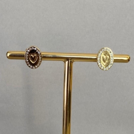 BRINCO OVAL CRAVEJADO COM CORAÇÃO