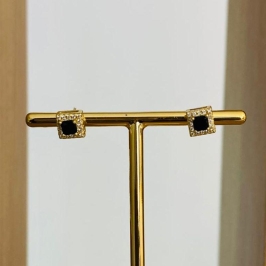 BRINCO QUADRADO COM ZIRCONIA PRETA CRAVEJADO