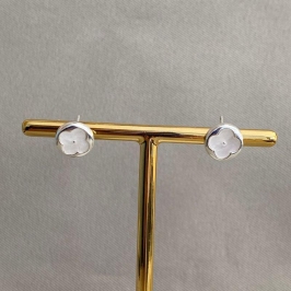 BRINCO REDONDO COM TREVO EM MADRE PEROLA