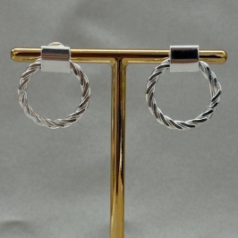 BRINCO REDONDO VAZADO TRANÇADO