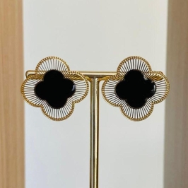 BRINCO TREVO BRANCO DETALHADO