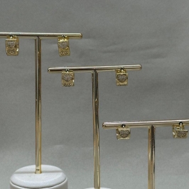 BRINCO TRIO ARGOLINHA CRAVEJADA COM CORACÕES