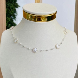 CHOCKER BORBOLETA EM PEROLA COM BOLINHAS