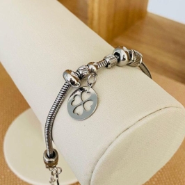 PULSEIRA COM PINGENTES TREVO