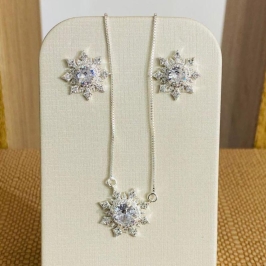 CONJUNTO FLOR CRAVEJADA