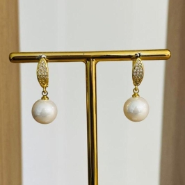 BRINCO PEROLA COM DETALHES CRAVEJADOS