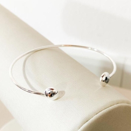 BRACELETE COM BOLINHAS