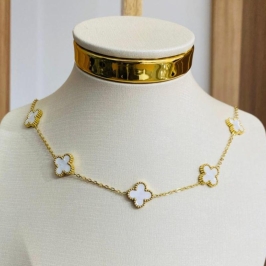 COLAR COM 7 TREVOS BRANCOS