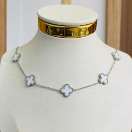 COLAR COM 7 TREVOS BRANCOS