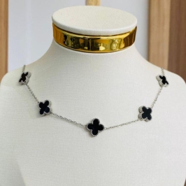 COLAR COM 7 TREVOS PRETOS