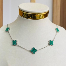 COLAR COM 7 TREVOS VERDES