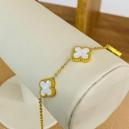 PULSEIRA COM 3 TREVOS BRANCOS