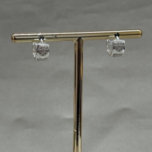 BRINCO ARGOLA LISA COM CORAÇÕES CRAVEJADOS