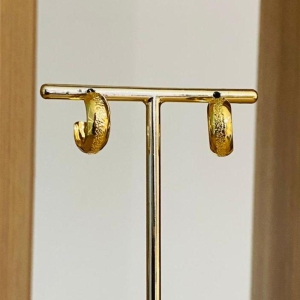 BRINCO ARGOLA LISA COM DETALHES