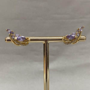 BRINCO EAR CUFF CRAVEJADO COM ZIRCONIAS ROXAS