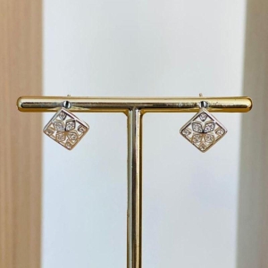 BRINCO QUADRADO COM FLOR