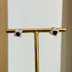 BRINCO QUADRADO COM ZIRCONIA PRETA CRAVEJADO