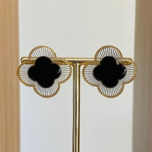 BRINCO TREVO BRANCO DETALHADO