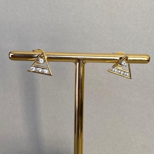 BRINCO TRIANGULO COM ZIRCONIAS