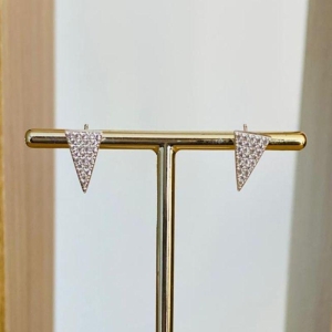 BRINCO TRIANGULO CRAVEJADO