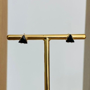 BRINCO TRIANGULO ZIRCONIA PRETA