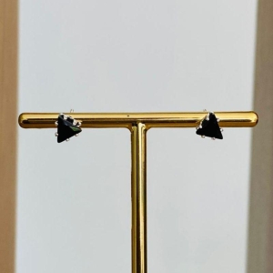 BRINCO TRIANGULO ZIRCONIA PRETA