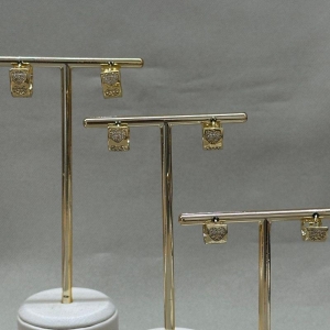 BRINCO TRIO ARGOLINHA CRAVEJADA COM CORACÕES