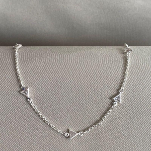 CHOCKER COM ZIRCONIA TRIANGULO