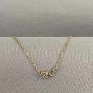 COLAR LETRA V COM CORAÇÃO ZIRCONIA