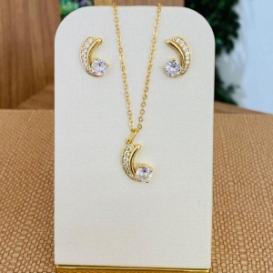 CONJUNTO CRAVEJADO COM ZIRCONIA