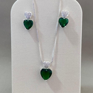 CONJUNTO DOIS CORAÇÕES ESMERALDA CRAVEJADO