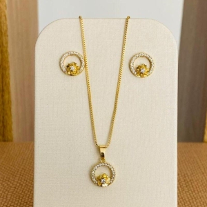 CONJUNTO REDONDO CRAVEJADO COM FLORZINHA