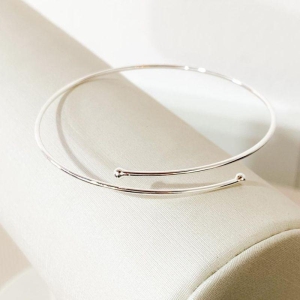 BRACELETE COM BOLINHAS NA PONTA