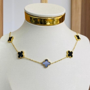 COLAR COM 7 TREVOS PRETOS