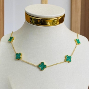 COLAR COM 7 TREVOS VERDES